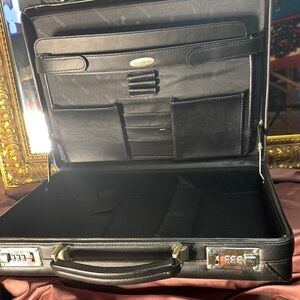 Samsonite Vintage Executive Briefcase with Leatheresque Finish